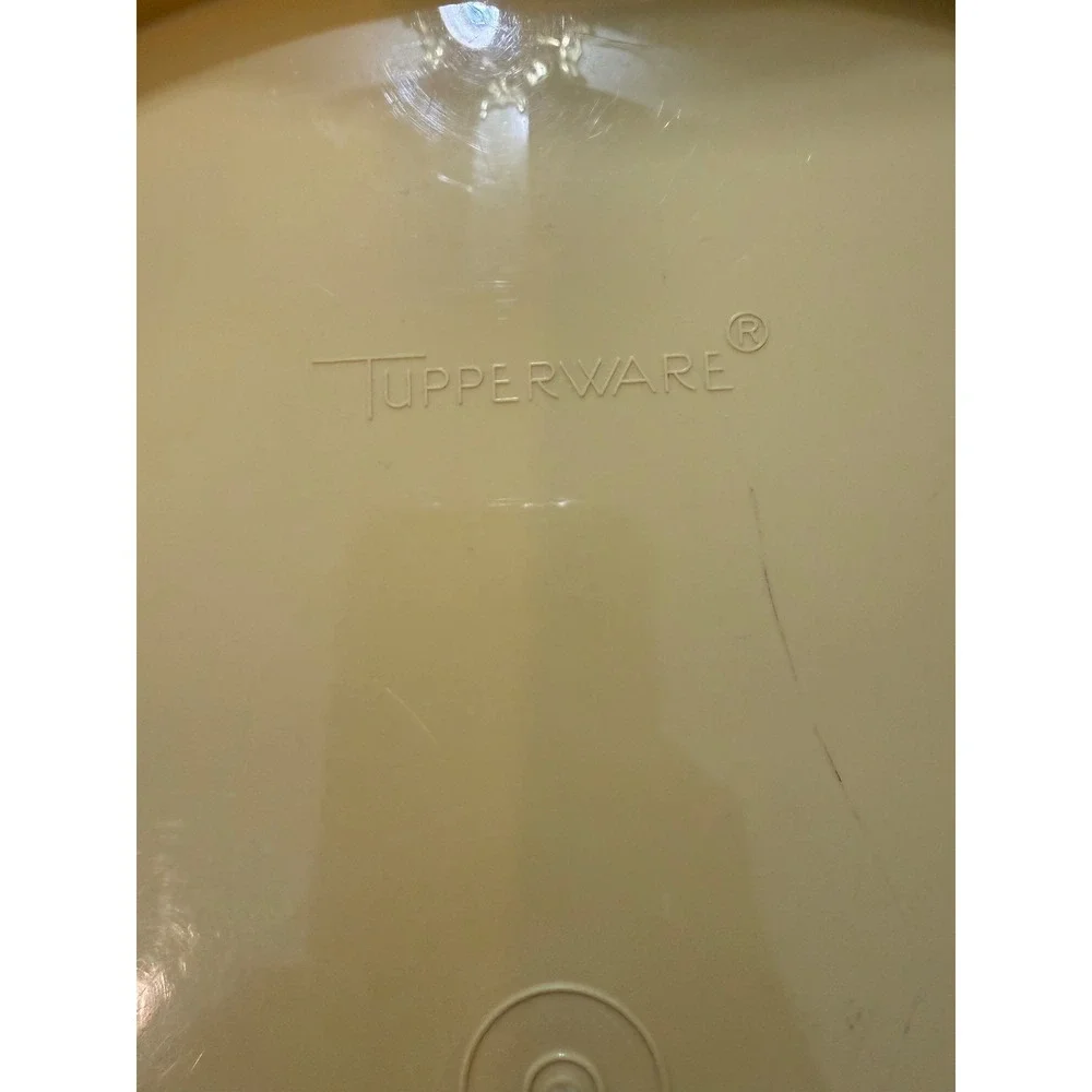 Tupperware vintage cake